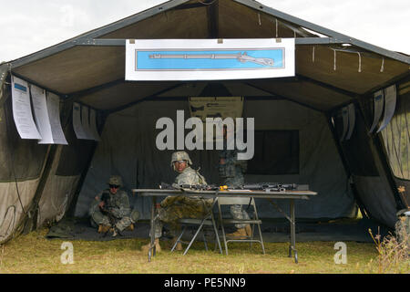 Stati Uniti Esperto di esercito Fantassin Badge (BEI) candidati, di stanza presso la multinazionale comune Readiness Center (JMRC), attendere e riqualificare in corrispondenza di una zona di tenuta durante il JMRC BEI della concorrenza a Hohenfels Area Formazione, Germania, Sett. 29, 2015. (U.S. Esercito foto di Visual Information Specialist Markus Rauchenberger/rilasciato) Foto Stock