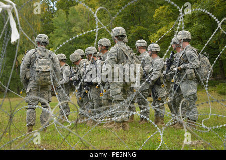 Stati Uniti Esperto di esercito Fantassin Badge (BEI) candidati, di stanza presso la multinazionale comune Readiness Center (JMRC), attendere in corrispondenza di una zona di tenuta durante il JMRC BEI della concorrenza a Hohenfels Area Formazione, Germania, Sett. 29, 2015. (U.S. Esercito foto di Visual Information Specialist Markus Rauchenberger/rilasciato) Foto Stock