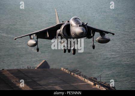 Golfo Arabico (sett. 28, 2015) Un AV-8B Harrier con Marine mezzo squadrone Tiltrotor 161 (rinforzato), xv Marine Expeditionary Unit, terre a bordo dell'assalto anfibio nave USS Essex (LHD 2). Xv Marine Expeditionary Unit, imbarcato a bordo delle navi dell'Essex anfibio gruppo pronto, è implementato per mantenere la sicurezza regionale negli Stati Uniti Quinta Flotta area di operazioni. (U.S. Marine Corps foto di Cpl. Anna Albrecht/rilasciato) Foto Stock