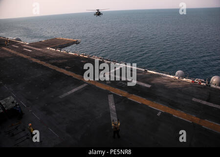 Golfo Arabico (sett. 28, 2015) un AH-64 Apache con gli Stati Uniti Dell'esercito teatro 185th Brigata Aerea si prepara a terra a bordo dell'assalto anfibio nave USS Essex (LHD 2). Questi soldati praticato lo sbarco e uscire dall'Essex al fine di acquisire dimestichezza con le operazioni di volo a bordo di una nave. Xv Marine Expeditionary Unit, imbarcato a bordo delle navi dell'Essex anfibio gruppo pronto, è implementato per mantenere la sicurezza regionale negli Stati Uniti Quinta Flotta area di operazioni. (U.S. Marine Corps foto di Cpl. Elize McKelvey/rilasciato) Foto Stock