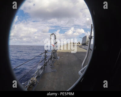 150930-N-AX546-004 mare mediterraneo (sett. 30, 2015) USS Porter (DDG 78) transita il Mare Mediterraneo sett. 30, 2015. Porter, un Arleigh Burke-class guidato-missile distruttore, distribuita a Rota, Spagna, è su di routine patrol conducendo operazioni navali negli Stati Uniti Sesta flotta area di operazioni a sostegno degli Stati Uniti per gli interessi di sicurezza nazionali in Europa. (U.S. Foto di Marina di Massa lo specialista di comunicazione 1a classe Sean Spratt/rilasciato) Foto Stock