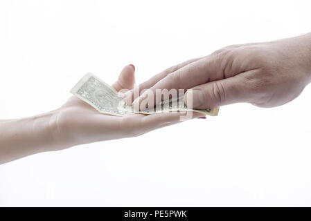 Un dollaro in mano, un uomo dà una donna il denaro per il business Foto Stock