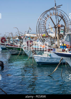 Cipriota barche da pesca in acque turchesi Foto Stock