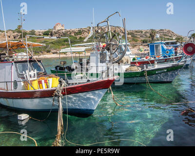 Cipriota barche da pesca in acque turchesi Foto Stock