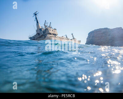 Un naufragio abbandonati arenarsi sulle rocce in Cipro Foto Stock