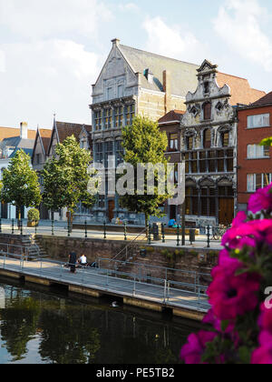 Il vecchio pescivendoli guildhall a Zoutwerf o Salth wharf in Mechelen, Belgio. Un trading vibant quay nel medioevo Foto Stock