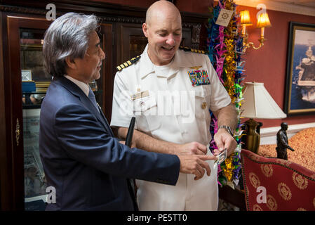 151002-N-IN729-268 Yokosuka, Giappone (ott. 2, 2015) Hirofumi Nakasone, membro della Camera dei Consiglieri, mostra Capt. Christopher bullone, comandante della U.S. La marina è solo distribuita portaerei USS Ronald Reagan (CVN 76), una fotografia di un ex U.S. Il Presidente Ronald Reagan e alleati giapponese. Ronald Reagan e Carrier aria Wing (CVW) 5 forniscono un combattimento-pronto forza che protegge e difende la collettiva degli interessi marittimi dei suoi alleati e partner in Indo-Asia-regione del Pacifico. (U.S. Foto di Marina di Massa lo specialista di comunicazione di terza classe Ryan N. McFarlane/rilasciato) Foto Stock