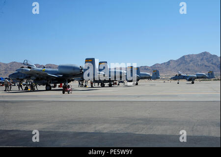 Un A-10 Thunderbolt II taxi al proprio posto di parcheggio dopo lo sbarco presso la Base Aerea Militare di Nellis Nev., Sett. 10, 2015. Otto A-10s dal 357Fighter Squadron a Davis-Monthan AFB, Ariz., arrivati alla Nellis a partecipare in verde Flag-West 15-10 con altri sette unità. (U.S. Air Force foto di Senior Airman Betty R. Chevalier/rilasciato) Foto Stock