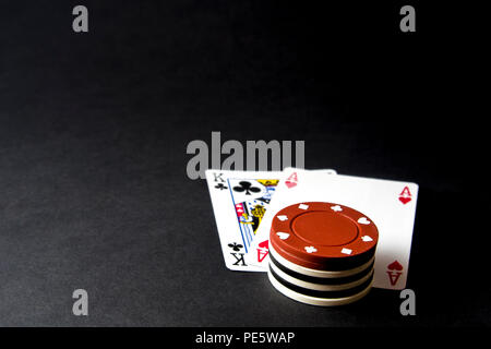 Carte da poker chip e isolato sul nero. Re con ace. Foto Stock