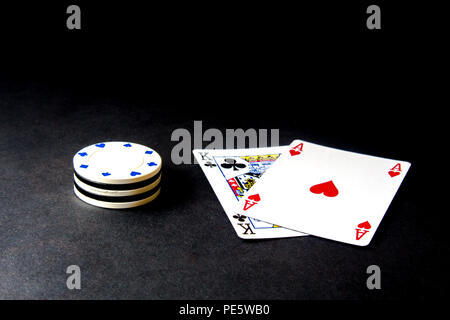 Carte da poker chip e isolato sul nero. Re con ace Foto Stock