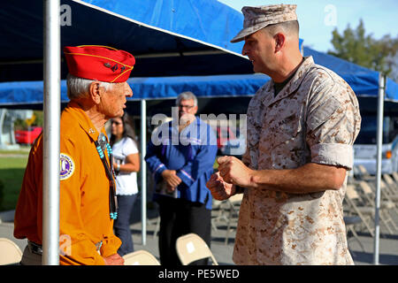 Principali gen. Daniel O'Donohue, comandante generale, 1° Divisione Nautica paga rispetto a Roy Hawthorne, un pensionato codice Navajo Talker durante un tour con i Navajo Nation a bordo Marine Corps base Camp Pendleton, California, Sett. 28, 2015. Codice Navajo talker furono per la prima volta messi in azione durante la Seconda Guerra Mondiale nei primi mesi del 1942 per stabilire un codice indecifrabile che potrebbe essere usato in ambienti di combattimento per comunicare informazioni riservate. (U.S. Marine Corps foto di Cpl. Demetrio Morgan/RILASCIATO) Foto Stock