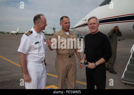 150930-N-OE749-019 NAVAL AIR FACILITY Atsugi, Giappone (sett. 30, 2015) segretario della Marina (SECNAV) Ray Mabus è salutato dalla Naval Air Facility (NAF) Atsugi Comandante Capt. John Bushey e U.S. Ambasciata di difesa di Tokyo Attaché capitano James O'Leary sull'installazione della linea di volo. Mabus ha fatto una breve sosta a NAF Atsugi in rotta per il Nimitz-class portaerei USS Ronald Reagan. (U.S. Foto di Marina di Massa lo specialista di comunicazione 1a classe Barry A. Riley/RILASCIATO) Foto Stock