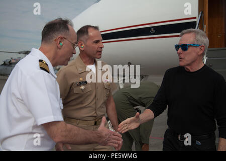 150930-N-OE749-016 NAVAL AIR FACILITY Atsugi, Giappone (sett. 30, 2015) segretario della Marina (SECNAV) Ray Mabus è salutato dalla Naval Air Facility (NAF) Atsugi Comandante Capt. John Bushey e U.S. Ambasciata di difesa di Tokyo Attaché capitano James O'Leary sull'installazione della linea di volo. Mabus ha fatto una breve sosta a NAF Atsugi in rotta per il Nimitz-class portaerei USS Ronald Reagan. (U.S. Foto di Marina di Massa lo specialista di comunicazione 1a classe Barry A. Riley/RILASCIATO) Foto Stock