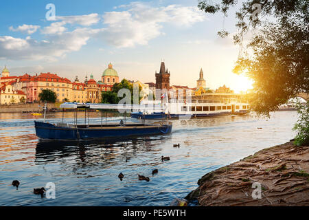 Barche sul fiume Moldava vicino al Ponte di Carlo a Praga Foto Stock