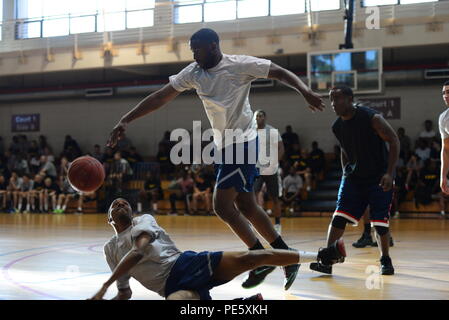 Il 29 settembre 2015, Airmen presso la Osan Air base, Repubblica di Corea, ha partecipato a una sfida di basket 3-on-3 durante la seconda annuale Osan Cup. L'evento sportivo promuove il cameratismo, la forma fisica, il morale e il lavoro di squadra tra il personale della U.S. Air Force. I concorsi includono più giochi, sfide di abilità e attività di creazione di comunità progettate per migliorare la resilienza, lo spirito di corpo e il coinvolgimento tra i membri del servizio in un ambiente di installazione all'estero. Foto Stock