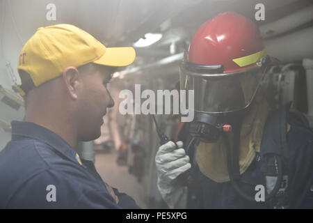 150929-N-UL721-127 - Mare a sud della Cina (sett. 29, 2015) DEGLI STATI UNITI Navy Sailor Chief danni Controlman Giovanni Delue dal porto Byron, N.Y. (Sinistra) eroga formazione a scafo marinaio addetto alla manutenzione Fireman apprendista Maliek M. McKenna da New York City, N.Y. a bordo del Arleigh Burke-class missile destroyer USS Lassen (DDG 82). Lassen è di pattuglia nel 7 ° Flotta area di operazione a sostegno della sicurezza e della stabilità in Indo-Asia-regione del Pacifico. (U.S. Foto di Marina di Massa lo specialista di comunicazione 2a classe Corey T. Jones/rilasciato) Foto Stock