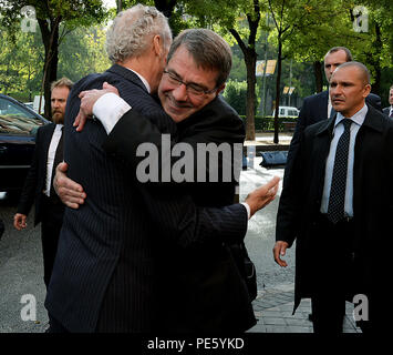 Il Segretario della Difesa Ash Carter condivide un abbraccia con la Spagna del ministro della Difesa Pedro Morenés Eulate in Spagna a Madrid il 5 ottobre, 2015. Carter è su una cinque giorni di viaggio in Europa per frequentare la difesa della NATO conferenza ministeriale a Bruxelles e a soddisfare con le controparti in Spagna, Italia e Regno Unito. (DoD foto di U.S. Army Sgt. 1. Classe Clydell Kinchen) (rilasciato) Foto Stock