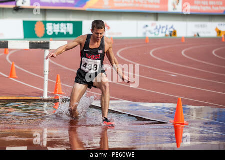 Stati Uniti via atleta Matthew Williams compete in uomini 3,000m Siepi categoria durante il sesto CISM World Games.CISM World Games prevede la possibilità per gli atleti di oltre un centinaio di diverse nazioni a venire insieme e godere di amicizia attraverso lo sport. Il sesto convegno annuale CISM World Games sono detenuti a bordo Mungyeong, Corea del Sud, Sett. 30-Ott. 11. (U.S. Marine Corps foto di Cpl. La Giordania E. Gilbert/rilasciato) Foto Stock