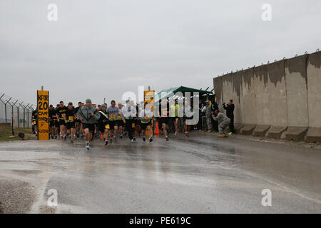 Kosovo Force soldati provenienti da Stati Uniti, Svizzera e Polonia decollare in esecuzione all'avvio di un U.S. Esercito 10-Miler ombra Run, Sett. 27, 2015, a Camp Bondsteel in Kosovo. Questa è stata la prima armata 10-Miler ombra eseguire tenutasi il Camp Bondsteel, con più di un centinaio di partecipanti, inclusi Stati Uniti Esercito di soldati e civili in Kosovo, come pure il polacco e il servizio svizzero di membri. La gara è stata ospitata dalla multinazionale battaglia Group-East Southern Command Post, noto come Task Force uragano, composta di Stati Uniti Aviazione esercito di soldati provenienti dalla California, Connecticut e Florida. MNBG-E è un U.S.-elemento led della NATO" Foto Stock