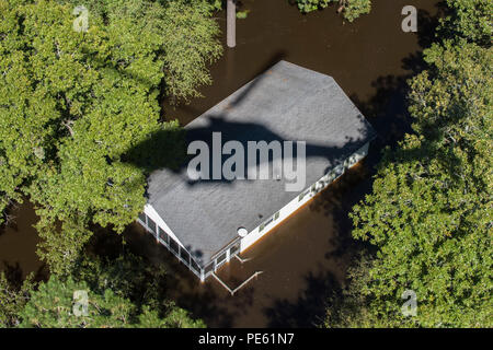 Un Coast Guard sorvolamento mostra gli effetti perduranti di inondazioni nel sud Carolinian contee di Berkley e Williamsburg, il 7 ottobre 2015. (U.S. Coast Guard foto di Sottufficiali di prima classe Stephen Lehmann) Foto Stock