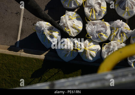 Foto aerea di sandbagging operazioni eseguite da un Boeing CH-47 elicottero Chinook dalla Carolina del Sud esercito nazionale della guardia 2-238th supporto generale battaglione aviazione distacco 1, in Colombia, S.C., il 7 ottobre 2015. La Carolina del Sud la Guardia Nazionale è stata attivata per il supporto di stato e contea di gestione di emergenza e le agenzie locali di prima emergenza come storico impatti di allagamento contee statewide. Attualmente più di 2.600 in Carolina del Sud la guardia nazionale i membri sono stati attivati in risposta alle inondazioni. (U.S. Air National Guard foto di Airman Megan Floyd/rilasciato) Foto Stock