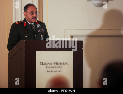Il maggior generale Kishore Jung Bahadur Rana, direttore del servizio medico militare del Nepal, si rivolge al personale medico militare e civile durante la settimana della flotta di San Francisco 2015, 7 ottobre. Lo scambio si concentra sui soccorsi in caso di catastrofi, l'assistenza umanitaria, la risposta medica di emergenza, le pratiche mediche moderne e la cooperazione tra agenzie. Il programma migliora la preparazione operativa, la condivisione delle conoscenze e le capacità di gestione delle crisi tra i partecipanti. Foto Stock