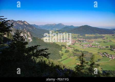 Villaggio alpino Inzell al Chiemgau,Alta Baviera, Germania con il Chiemgau Alpi, come visto da Falkenstein Foto Stock