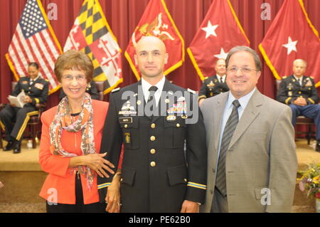 Nove marescialli dal mandato ufficiale candidato classe scuola 15-001 laureato in Edgewood Area di Aberdeen Proving Grounds, Md., ad Ottobre 3, 2015. La famiglia e gli amici dei candidati nonché illustri ospiti hanno partecipato alla cerimonia, ospitata da magg. Gen. (MD) Linda L. Singh. Foto Stock