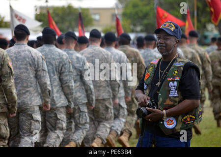 Un veterano del Vietnam orologi xxv divisione di fanteria pass e rivedere in campo Weyand, Schofield caserma, Hawaii, Ottobre 8, 2015. Il venticinquesimo ID ha festeggiato il suo compleanno 74durante il Tropic Lightning settimana. (Foto di Staff Sgt. Armando R. Limon, 3° Brigata Team di combattimento, XXV divisione di fanteria) Foto Stock