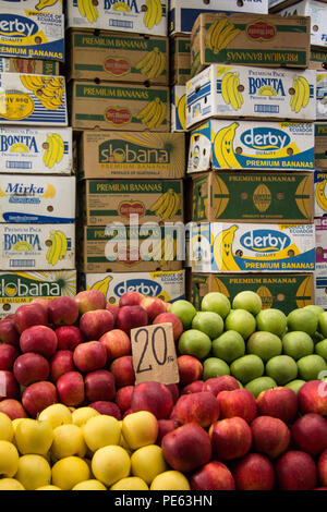 SKOPJE, MACEDONIA - 24 ottobre 2015: mele, giallo, rosso e verde per la vendita in Skopje Bazaar, nella parte anteriore delle scatole di cartone piena di altri frutti Pict Foto Stock