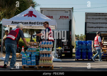 Gerald Francesco, sinistra, ed Ed Johnson, sia a volontari con il Palmetto SC Regione della Croce Rossa americana si riposiziona un pallet di flood-beni Ott 8, 2015, in North Charleston, S.C. La storica inondazioni, che ha causato danni, di distruzione e di morte in tutto il Sud Carolina, è stato il risultato del record di pioggia durante quello che è stato considerato un 1,000-anno evento pioggia erogata dall uragano Joaquin come è andato lungo la costa est. Il Palmetto SC Regione della Croce Rossa Americana fornisce servizi ai residenti della Carolina del Sud compresi disaster relief, salute e classi di sicurezza, sangue legge Foto Stock