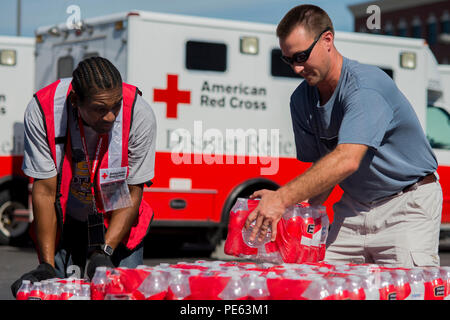 Cedric Batista, sinistra e Bob Cunningham, sia a volontari con il Palmetto SC Regione della Croce Rossa Americana, il carico di un pallet di acqua Ott 8, 2015, in North Charleston, S.C. Una storica inondazioni, che ha causato danni, di distruzione e di morte in tutto il Sud Carolina, è stato il risultato del record di pioggia durante quello che è stato considerato un 1,000-anno evento pioggia erogata dall uragano Joaquin come è andato lungo la costa est. Il Palmetto SC Regione della Croce Rossa Americana fornisce servizi ai residenti della Carolina del Sud compresi disaster relief, salute e classi di sicurezza, la raccolta del sangue per hospit Foto Stock