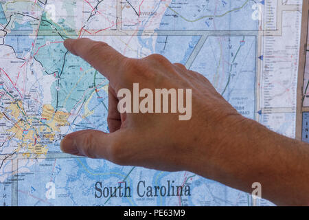 Gary Gardner, cura di massa per portare il Palmetto SC Regione della Croce Rossa Americana, ricorda un'alluvione avvenuta posizione in corrispondenza di una croce rossa emergency operations center Ott 8, 2015, in North Charleston, S.C. La storica inondazioni, che ha causato danni, di distruzione e di morte in tutto il Sud Carolina, è stato il risultato del record di pioggia durante quello che è stato considerato un 1,000-anno evento pioggia erogata dall uragano Joaquin come è andato lungo la costa est. Il Palmetto SC Regione della Croce Rossa Americana fornisce servizi ai residenti della Carolina del Sud compresi disaster relief, salute e classi di sicurezza Foto Stock