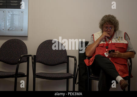 Sonya Meador, un volontario con il Palmetto SC Regione della Croce Rossa americana, si prende una pausa in una croce rossa emergency operations center Ott 8, 2015, in North Charleston, S.C. Una storica inondazioni, che ha causato danni, di distruzione e di morte in tutto il Sud Carolina, è stato il risultato del record di pioggia durante quello che è stato considerato un 1,000-anno evento pioggia erogata dall uragano Joaquin come è andato lungo la costa est. Il Palmetto SC Regione della Croce Rossa Americana fornisce servizi ai residenti della Carolina del Sud compresi disaster relief, salute e classi di sicurezza, la raccolta del sangue per osp Foto Stock