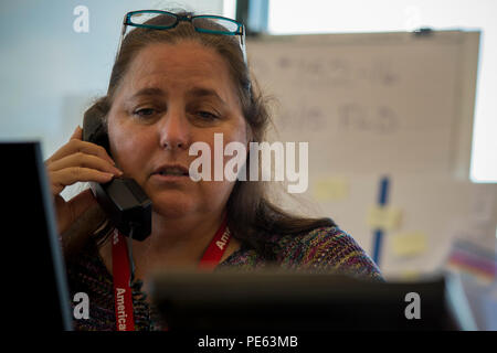 Terry Kornahrens, disaster valutazione lead per il Palmetto SC Regione della Croce Rossa Americana, discute Soccorso alluvione gli sforzi di una croce rossa emergency operations center Ott 8, 2015, in North Charleston, S.C. La storica inondazioni, che ha causato danni, di distruzione e di morte in tutto il Sud Carolina, è stato il risultato del record di pioggia durante quello che è stato considerato un 1,000-anno evento pioggia erogata dall uragano Joaquin come è andato lungo la costa est. Il Palmetto SC Regione della Croce Rossa Americana fornisce servizi ai residenti della Carolina del Sud compresi disaster relief, la salute e la sicurezza Foto Stock