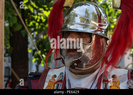 Mosca, Russia, Domenica, 12 agosto 2018.L'Ottava Internazionale di storia festival 'Times & epoche' inizia a Mosca. Il periodo espositivo è Agosto 10-22. Il luogo del festival è Boulevard Ring (9 km o 6 miglia lungo). Periodi Storici e gli eventi dall'età della pietra alla fine del XX secolo sono presentati da squadre internazionali a 30 posizioni. Comandi Сenturion avanti, marzo! Credito: Alex Immagini/Alamy Live News Foto Stock