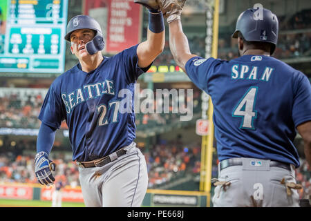 Houston, Texas, Stati Uniti d'America. Agosto 12, 2018: Seattle Mariners primo baseman Ryon Healy (27) celebra il suo home run con il compagno di squadra Denard Span (4) nel nono inning della Major League Baseball gioco tra i Seattle Mariners e Houston Astros al Minute Maid Park a Houston, Texas. Prentice C. James/CSM Credito: Cal Sport Media/Alamy Live News Foto Stock