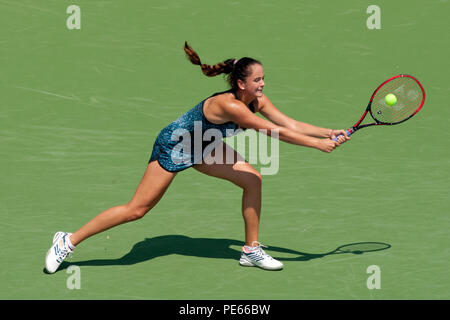 Cincinnati, OH, Stati Uniti d'America. 12 Ago, 2018. Occidentale e Meridionale Tennis aperto, Cincinnati, OH - Agosto 12, 2018 - Viktoria Kuzmova in azione contro Camila Giorgi nelle qualificazioni per la parte occidentale e meridionale del torneo di tennis svoltosi a Cincinnati. - Foto di Wally nellâ/ZUMA Premere Credito: Wally nellâ/ZUMA filo/Alamy Live News Foto Stock