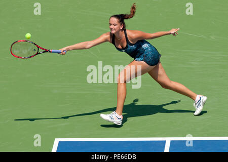 Cincinnati, OH, Stati Uniti d'America. 12 Ago, 2018. Occidentale e Meridionale Tennis aperto, Cincinnati, OH - Agosto 12, 2018 - Viktoria Kuzmova in azione contro Camila Giorgi nelle qualificazioni per la parte occidentale e meridionale del torneo di tennis svoltosi a Cincinnati. - Foto di Wally nellâ/ZUMA Premere Credito: Wally nellâ/ZUMA filo/Alamy Live News Foto Stock