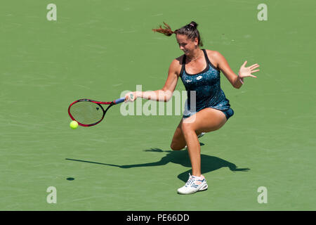 Cincinnati, OH, Stati Uniti d'America. 12 Ago, 2018. Occidentale e Meridionale Tennis aperto, Cincinnati, OH - Agosto 12, 2018 - Viktoria Kuzmova in azione contro Camila Giorgi nelle qualificazioni per la parte occidentale e meridionale del torneo di tennis svoltosi a Cincinnati. - Foto di Wally nellâ/ZUMA Premere Credito: Wally nellâ/ZUMA filo/Alamy Live News Foto Stock