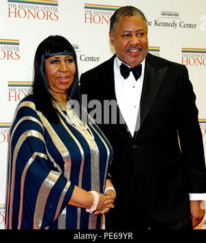 ***FILE FOTO*** R&B LEGEND ARETHA secondo come riferito ha gravemente malato e circondato da FAMIGLIA IN OSPEDALE DI DETROIT Aretha Franklin e Richard Gibbs arrivano per la formale dell'artista la cena in onore di destinatari del 2012 Kennedy Center Honors ospitati dagli Stati Uniti il Segretario di Stato Hillary Rodham Clinton presso l'U.S. Il Dipartimento di Stato a Washington, DC il Sabato, 1 dicembre 2012. Il 2012 honorees sono Buddy Guy, attore Dustin Hoffman, a tarda notte host David Letterman, ballerina Natalia Makarova, e il British rock band Led Zeppelin (Robert Plant, Jimmy Page e John Paul Jones). Credito: Ron Sach Foto Stock