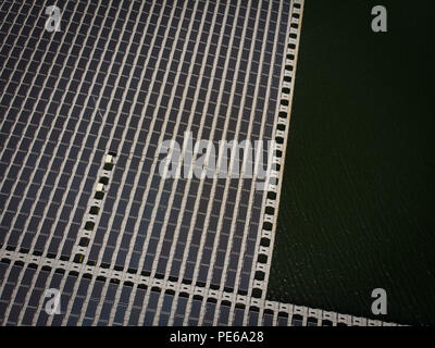 Vista aerea del più grande 13.7MZ Floating Solar Power Plant in Giappone nel mese di agosto e 10 2018. Società giapponese Kyocera utilizza Yamakura diga serbatoio per montare una grande Floating Solar Power Plant (180.000 m2) in Ichihara city, nella prefettura di Chiba. Questa centrale solare può consegna energia elettrica per circa 4.700 famiglie. 10 agosto 2018 Credit: Nicolas Datiche/AFLO/Alamy Live News Foto Stock