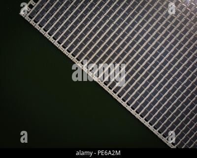 Vista aerea del più grande 13.7MZ Floating Solar Power Plant in Giappone nel mese di agosto e 10 2018. Società giapponese Kyocera utilizza Yamakura diga serbatoio per montare una grande Floating Solar Power Plant (180.000 m2) in Ichihara city, nella prefettura di Chiba. Questa centrale solare può consegna energia elettrica per circa 4.700 famiglie. 10 agosto 2018 Credit: Nicolas Datiche/AFLO/Alamy Live News Foto Stock