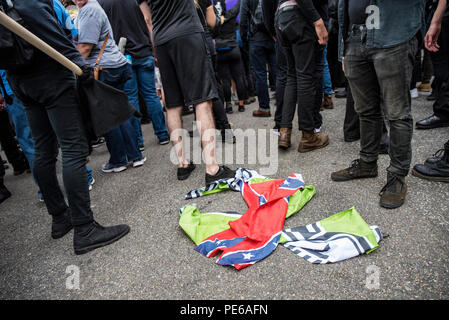 Washington, DC, Stati Uniti d'America. 12 ago 2018. Contro i dimostranti si sono riuniti presso la libertà Plaza e poi hanno marciato a Lafayette Square a sfidare un rally organizzato da supremecist bianco, Jason Kessler. Il rally è stato tenuto in occasione dell'anniversario della morte di Heather Heyer, che è stato ucciso durante la prima Unite il diritto nel Rally di Charlottesville, VA. Contro-manifestanti hanno di gran lunga superato le venti rally frequentatori. Credito: Chris Baker Evens. Credito: Christopher Evens/Alamy Live News Foto Stock