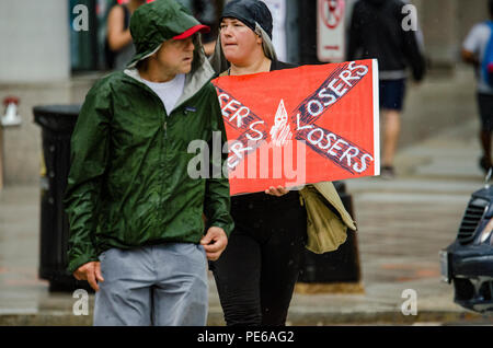 Washington, DC, Stati Uniti d'America. 12 ago 2018. Contro i dimostranti si sono riuniti presso la libertà Plaza e poi hanno marciato a Lafayette Square a sfidare un rally organizzato da supremecist bianco, Jason Kessler. Il rally è stato tenuto in occasione dell'anniversario della morte di Heather Heyer, che è stato ucciso durante la prima Unite il diritto nel Rally di Charlottesville, VA. Contro-manifestanti hanno di gran lunga superato le venti rally frequentatori. Credito: Chris Baker Evens. Credito: Christopher Evens/Alamy Live News Foto Stock