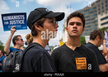 Washington, DC, Stati Uniti d'America. 12 ago 2018. Contro i dimostranti si sono riuniti presso la libertà Plaza e poi hanno marciato a Lafayette Square a sfidare un rally organizzato da supremecist bianco, Jason Kessler. Il rally è stato tenuto in occasione dell'anniversario della morte di Heather Heyer, che è stato ucciso durante la prima Unite il diritto nel Rally di Charlottesville, VA. Contro-manifestanti hanno di gran lunga superato le venti rally frequentatori. Credito: Chris Baker Evens. Credito: Christopher Evens/Alamy Live News Foto Stock