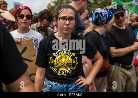 Washington, DC, Stati Uniti d'America. 12 ago 2018. Contro i dimostranti si sono riuniti presso la libertà Plaza e poi hanno marciato a Lafayette Square a sfidare un rally organizzato da supremecist bianco, Jason Kessler. Il rally è stato tenuto in occasione dell'anniversario della morte di Heather Heyer, che è stato ucciso durante la prima Unite il diritto nel Rally di Charlottesville, VA. Contro-manifestanti hanno di gran lunga superato le venti rally frequentatori. Credito: Chris Baker Evens. Credito: Christopher Evens/Alamy Live News Foto Stock