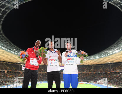 Berlino, Germania. 12 Ago, 2018. Atletica, Campionati Europei allo Stadio Olimpico: Salto triplo Cerimonia di premiazione, uomini: Gold medallist Nelson Evora (C) dal Portogallo, Silver medallist Alexis Copello (L) dall'Azerbaigian e bronzo medallist Dimitrios Tsiámis (R) dalla Grecia. Credito: Hendrik Schmidt/dpa-Zentralbild/dpa/Alamy Live News Foto Stock