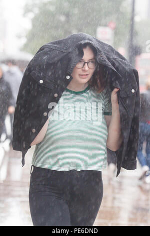 Londra REGNO UNITO. Il 13 agosto 2018. Regno Unito: Meteo shopper in Oxford Street sono catturati in heavy rain docce Credito: amer ghazzal/Alamy Live News Foto Stock