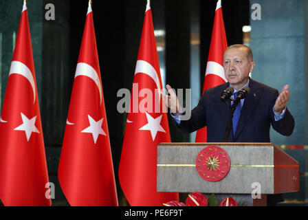 Ankara, Turchia. 13 Ago, 2018. Il Presidente turco Recep Tayyip Erdogan offre un discorso durante il bagno turco conferenza degli ambasciatori al Palazzo Presidenziale di Ankara, Turchia, su agosto 13, 2018. Il Presidente turco Recep Tayyip Erdogan ha denunciato la Lira crisi come un 'complotto contro la Turchia,' avvertimento che il suo paese si forgiano nuove alleanze e mercati in risposta a un amaro rift con lungo tempo alleato degli Stati Uniti che ha causato la moneta turca di hanno toccato. Credit: Turco Palazzo presidenziale/Xinhua/Alamy Live News Foto Stock